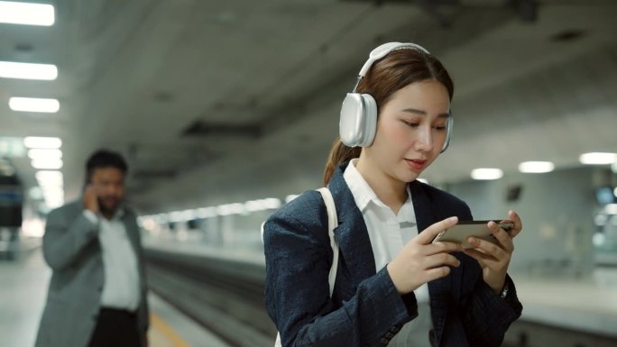女商人乘火车旅行，用智能手机。