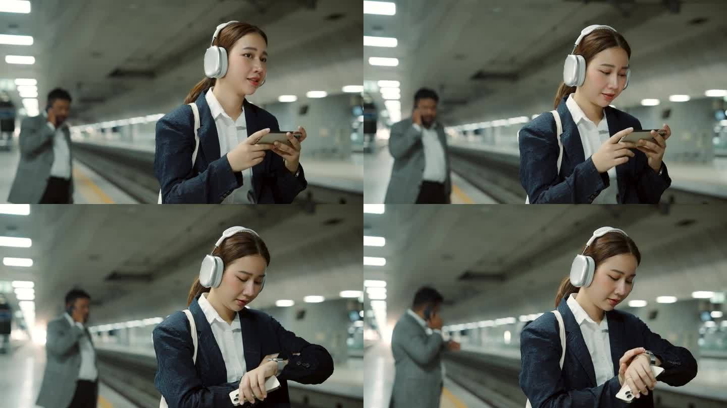 女商人乘火车旅行，用智能手机。