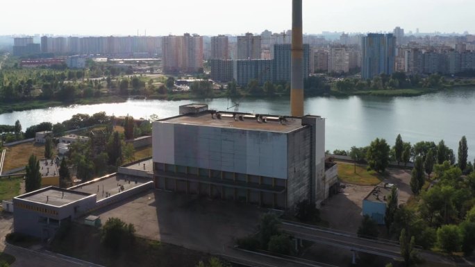 城市河前蒸汽排放的工业建筑屋顶。