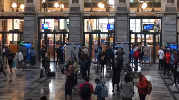 比利时安特卫普中央车站乘客的延时拍摄视频
