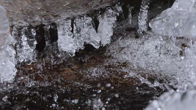 冰雪融化溪流 成河