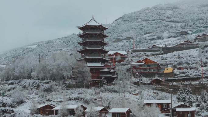 松潘雪后古城老建筑的景象