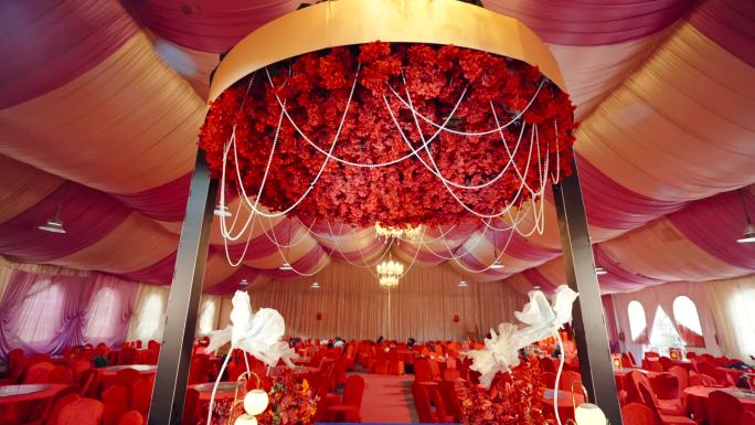 吊顶鲜花装饰布置红色结婚