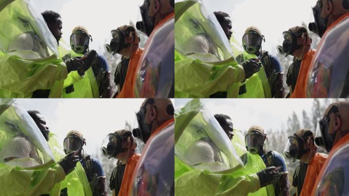 主管穿着化学防护服，负责解释清理工厂环境中溢出的化学物质的基本程序。处理与有毒废物有关的潜在危险。