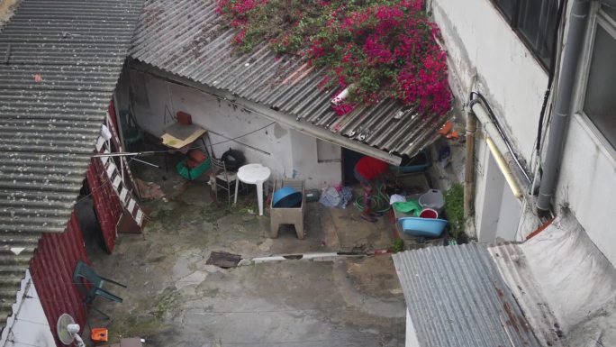 贫困地区的村妇在屋外洗衣服