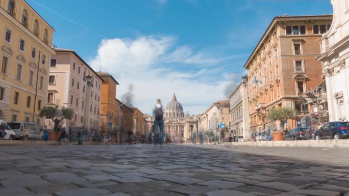 在阳光明媚的日子里，梵蒂冈城著名的旅游宗教旅游地标