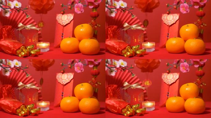 中国农历新年的红色背景环。中国古代金条在丝绸袋、礼品盒、纸扇、红包、橘子、梅花枝、蜡烛和红纸灯笼挂饰