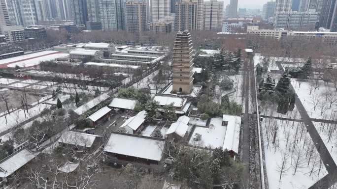 陕西西安小雁塔雪景航拍