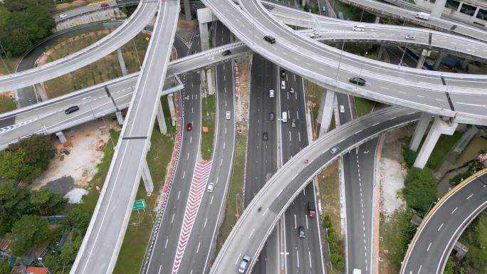 鸟瞰马来西亚吉隆坡的一个高速公路交叉路口