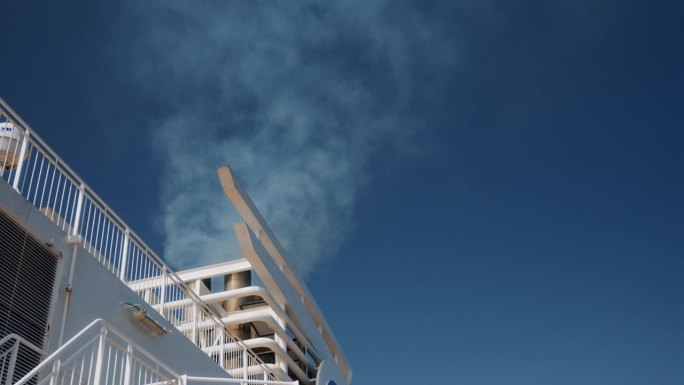 白烟从渡轮的排气管升起