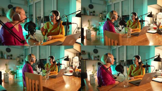 一名女子在演播室与女嘉宾一起录制广播播客