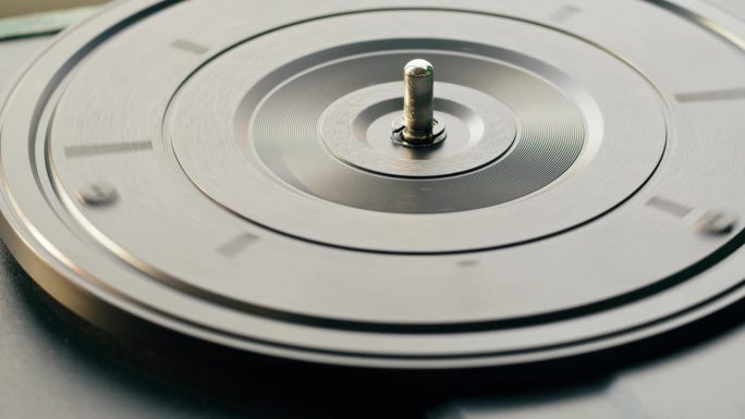 圆圈为黑胶唱片特写。老式的黑色圆盘旋转。复古音乐唱机。