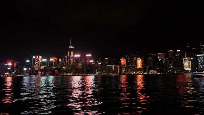 夜间沿香港都会湾及维多利亚港航行