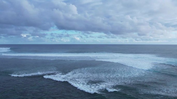 高空航拍蔚蓝大海海浪浪花，天际线，31秒