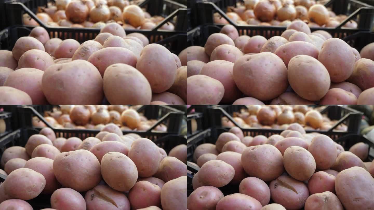 在意大利的一个市场上，质朴的土豆展示提供了泥土的宝藏