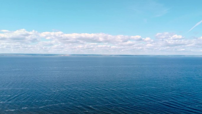 无人机远景:伏尔加海滩的鸟瞰图绘制秋天的色调