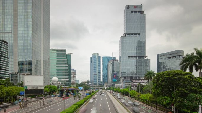 下雨天雅加达市现代市中心交通街道道路顶部桥梁全景4k延时拍摄印度尼西亚