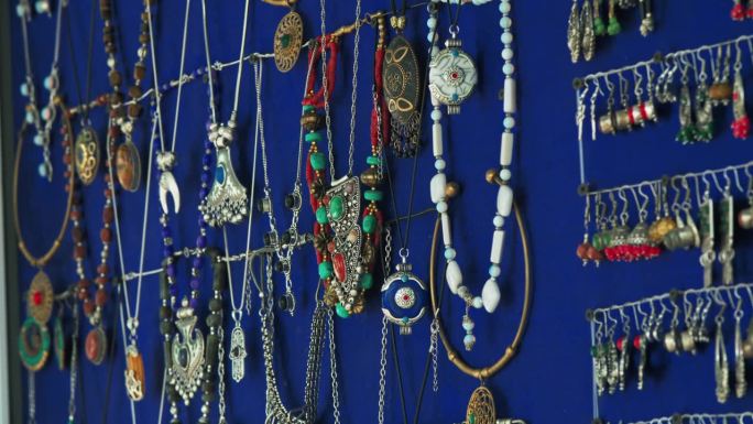 街边店铺里的东方古装珠宝和手工珠宝。