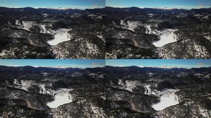 独特的高海拔令人难以置信的景色常青科罗拉多空中无人机埃文斯山蓝天三姐妹湖房子高尔夫球场高中冬天阳光明