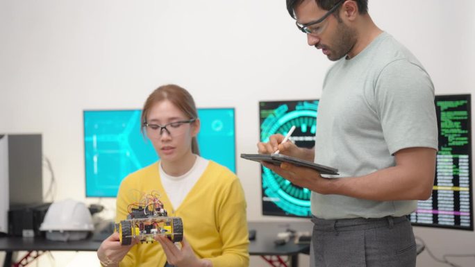 团队开发一个功能齐全的可编程机器人机器人项目。技术和创新。