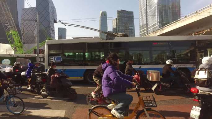 北京城市打拼上国贸金融街打工白领骑电瓶车