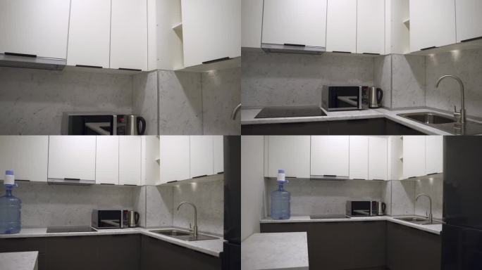 小厨房配有舒适的浅色晚餐区