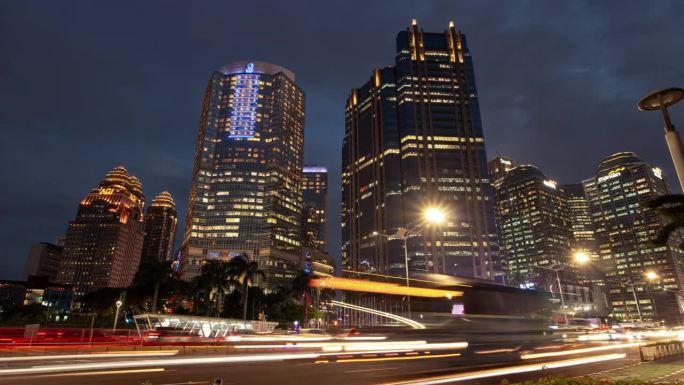 黄昏照明雅加达市中心交通街道道路全景4k延时印度尼西亚
