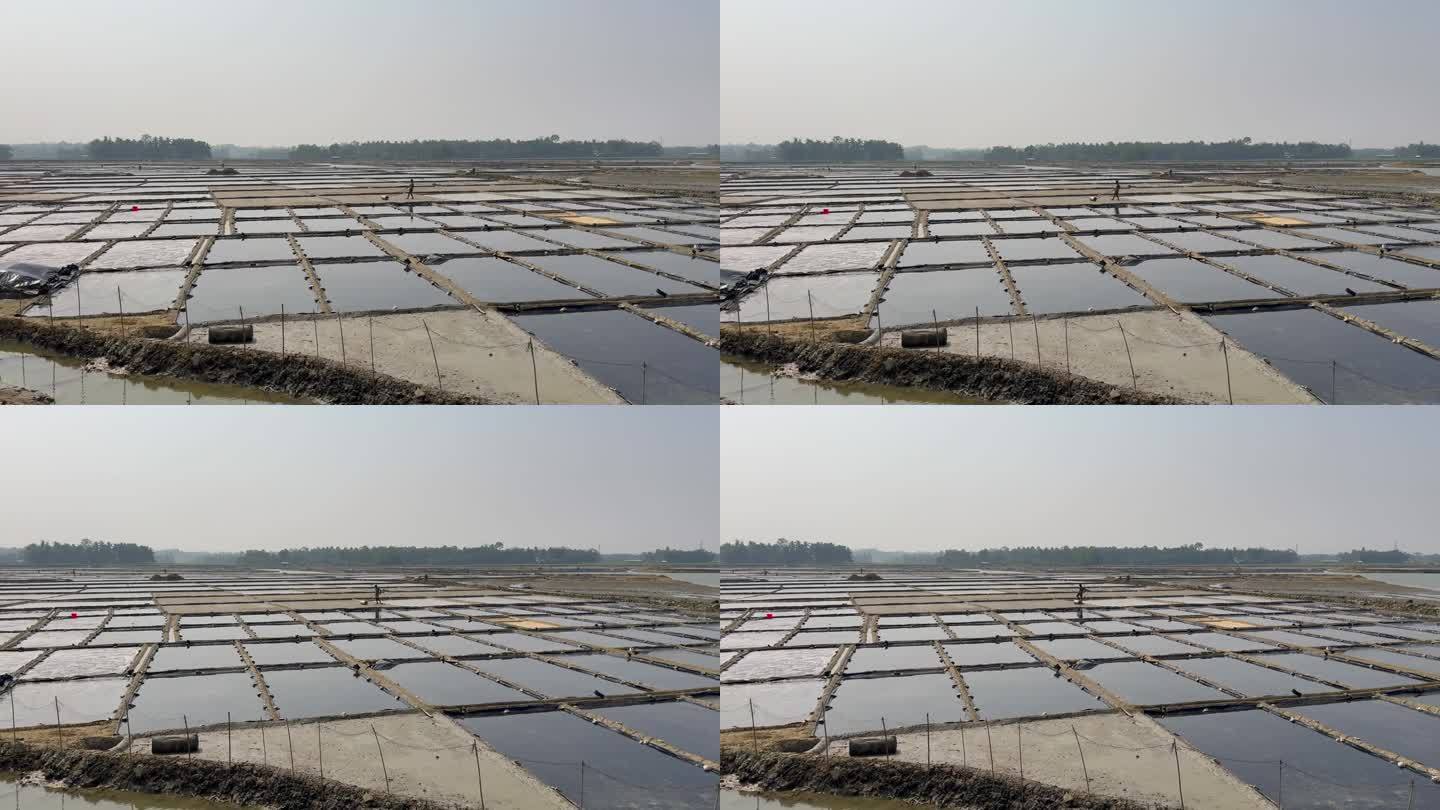 在孟加拉国的考克斯巴扎尔，盐农使用太阳能蒸发法生产原盐。盐种、盐收