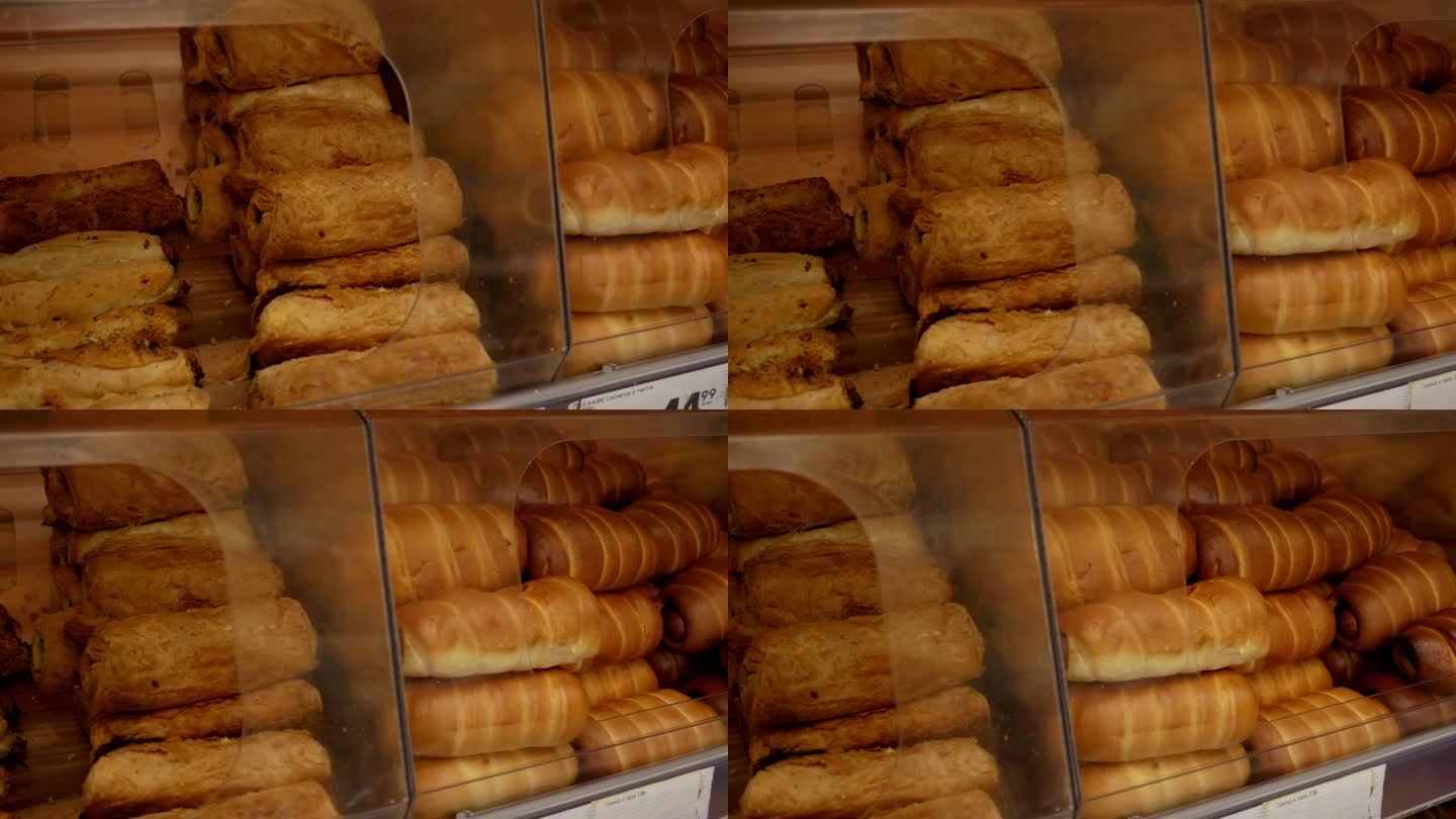 超市自助展示香肠卷。商店面包店的柜台上摆满了美味的面包和糕点。