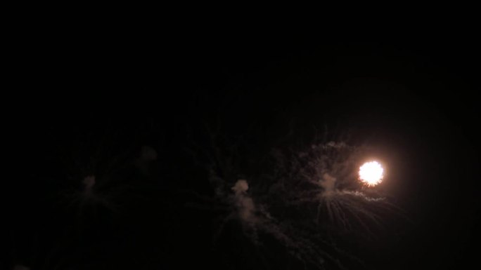 芭堤雅的海滨天堂。五颜六色的烟花照亮夜空。