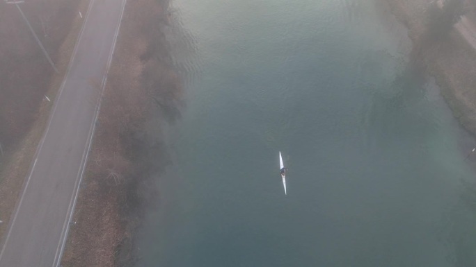 航拍:一名运动员在训练中划着船逆流而上
