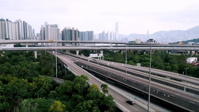 夏日城公路鸟瞰图及通往美丽小镇的汽车路线。亚洲人迁往繁华的商业之都香港。飞越香港十字路口香港4k