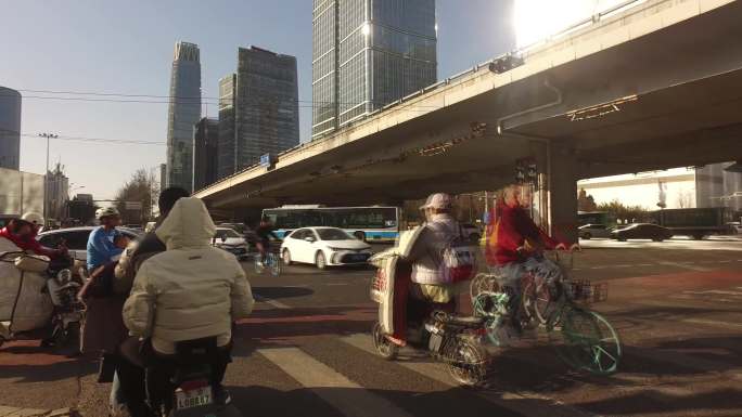 北漂车流人流清晨逆光上班族骑行北京大城市