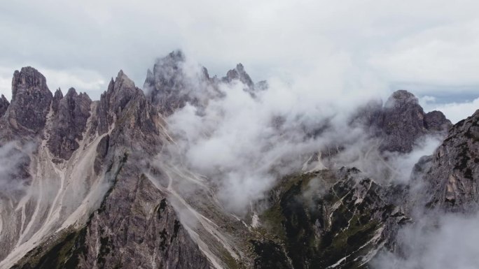 史诗级无人机拍摄的米苏里纳卡迪尼峰在意大利多洛米蒂的秘密远景