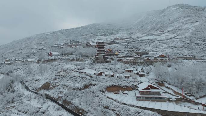 松潘雪后古城老建筑的景象