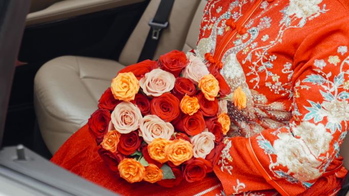 中式秀禾服新娘手里的鲜花