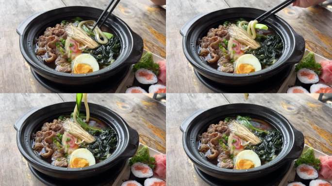 亚洲面条汤，拉面与鸡肉，豆腐，蔬菜和鸡蛋在一个黑色的碗。板岩的背景。前视图。