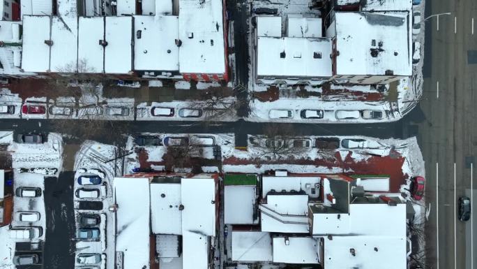 美国东北部的城市街道在暴风雪后的俯视图。联排房屋上空的航拍照片。