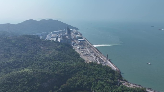 香港屯门黑点发电厂以天然气为燃料，发电厂机组可使用超低硫柴油辅助发电，以达致减碳策略