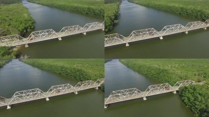 老式红色皮卡穿过一座金属桥，空中追踪，阿根廷