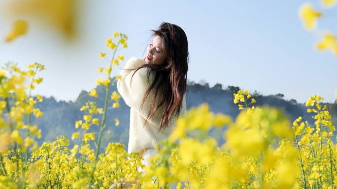 美女在油菜花海青年男女围炉煮茶