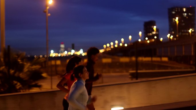 夜间冲刺:千禧年的女人跑在前面，朋友们跟上城市跑