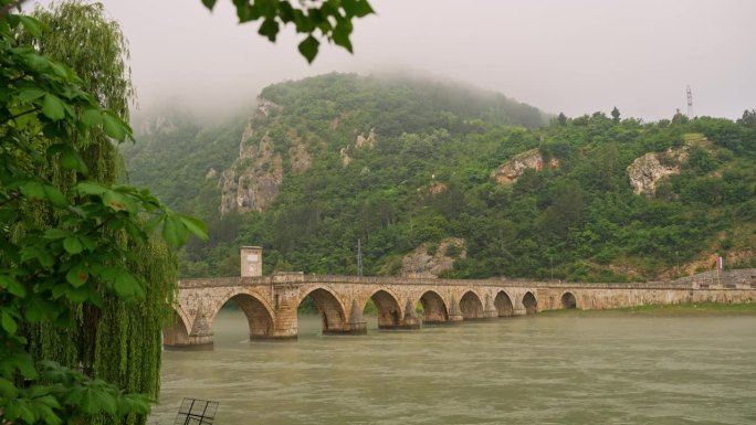 Mehmed Pasa Sokolovic桥在德里纳河与雾蒙蒙的山脉在维谢格拉德