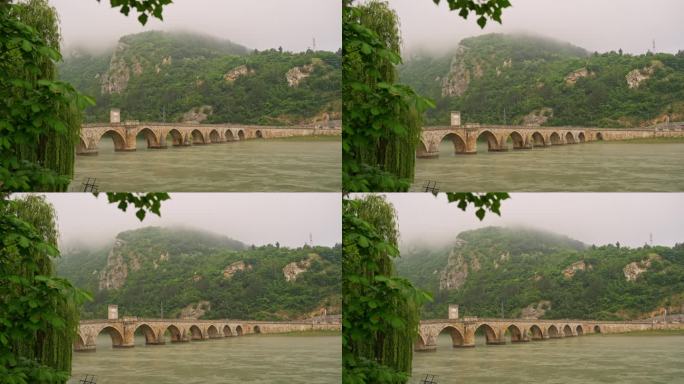 Mehmed Pasa Sokolovic桥在德里纳河与雾蒙蒙的山脉在维谢格拉德