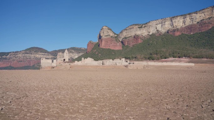 由于极度干燥和缺乏雨水的问题，空置的沼泽中出现了旧建筑。土壤沙漠化、干旱、气候变化和环境问题。西班牙