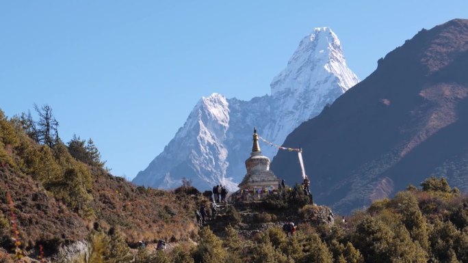 夏尔巴人在喜马拉雅山脉铺设的通往珠穆朗玛峰大本营的徒步旅行路线