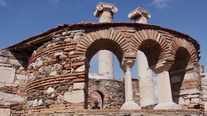 撒狄的阿尔忒弥斯神庙中一座古建筑后面的柱子。