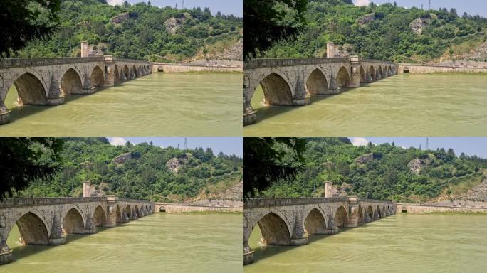 Mehmed Pasa Sokolovic桥横跨德里纳河在维谢格拉德