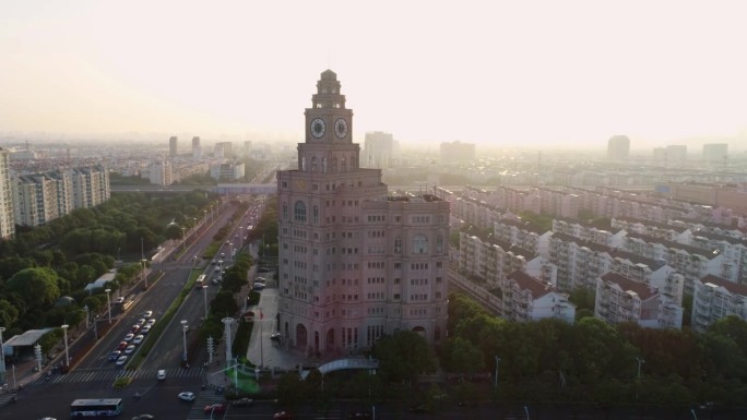 中国，苏州，2020年8月17日:鸟瞰图，海关大楼顶部有大钟，背景是住宅区，交通十字路口。日落