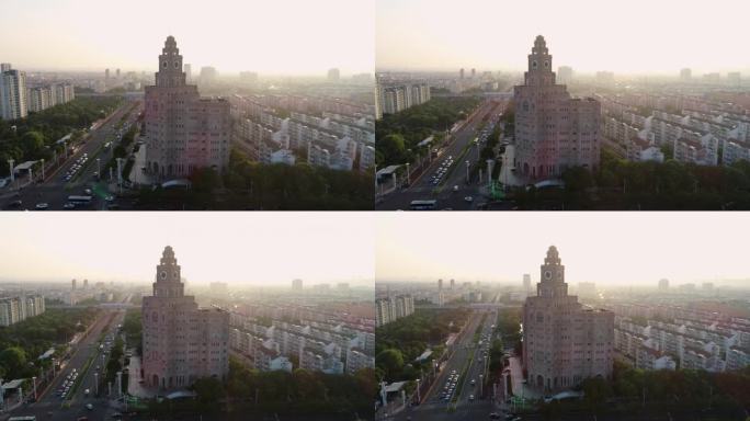 中国，苏州，2020年8月17日:鸟瞰图，海关大楼顶部有大钟，背景是住宅区，交通十字路口。日落